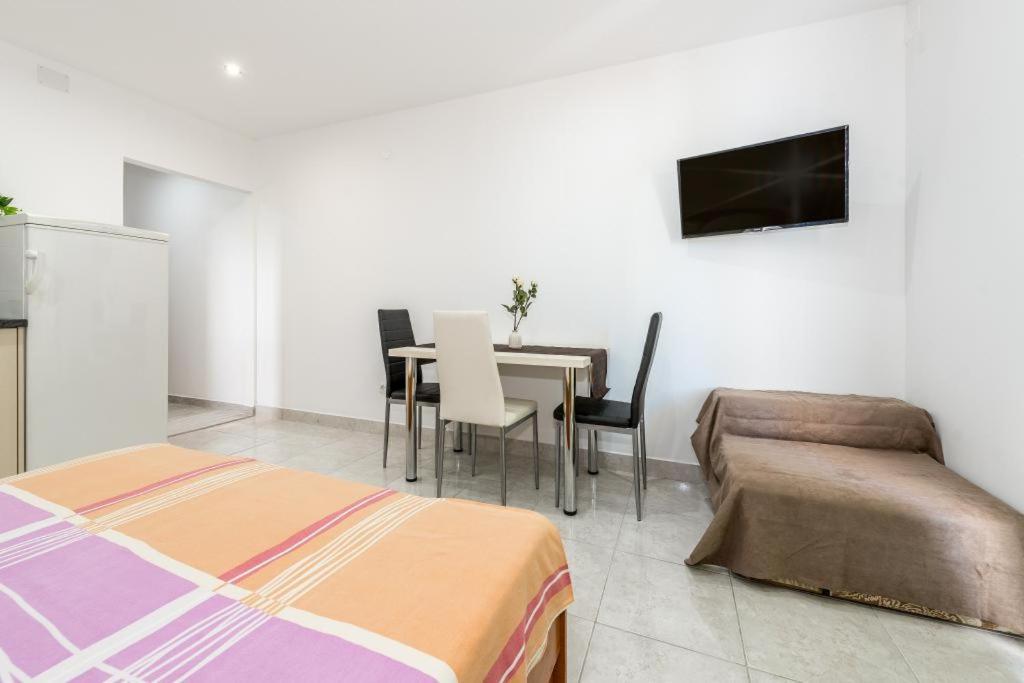 Apartments Lord Pirovac Bagian luar foto