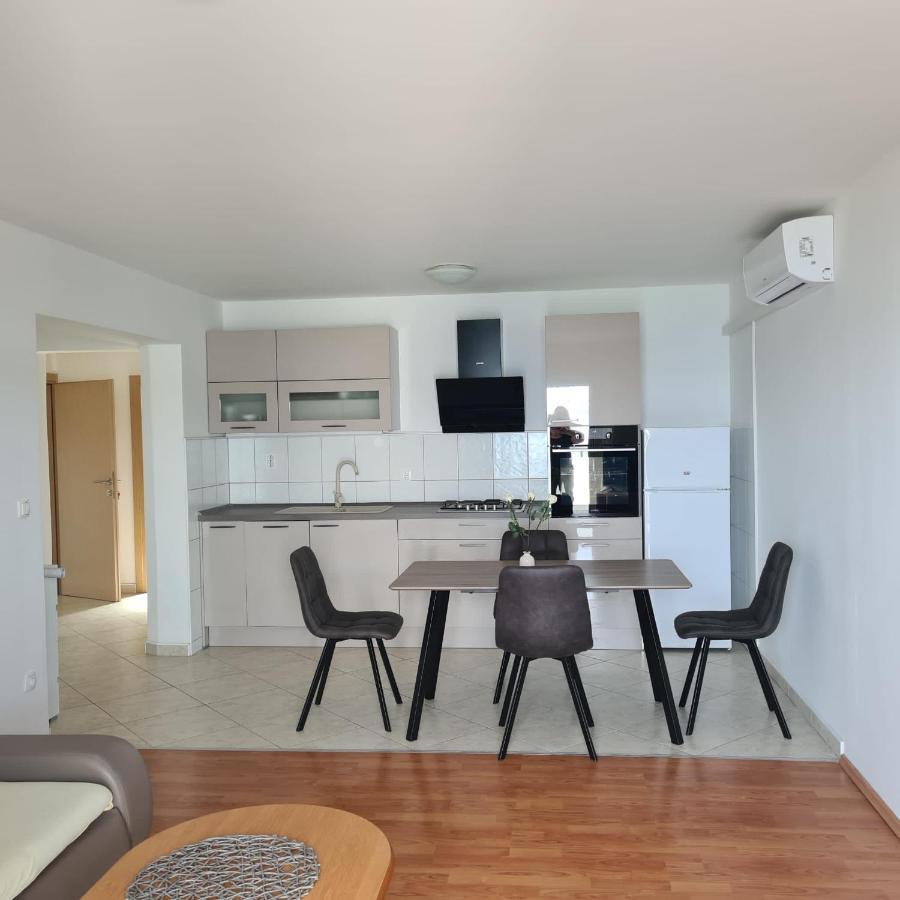 Apartments Lord Pirovac Bagian luar foto
